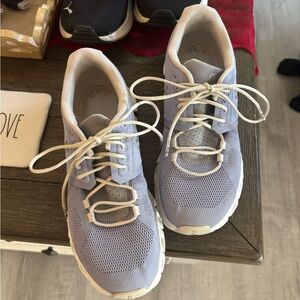 Womens Size 6 On Clouds Running Shoes